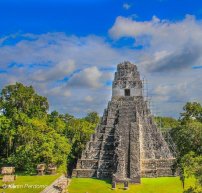 ¡Terrible! Cachan a turistas grafiteando antiguo templo maya de 1,300 años de antigüedad