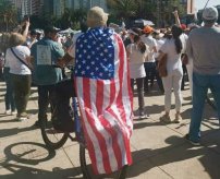¡Ayuda Trump! Miembros de la marcha fifí también ondearon la bandera de EU