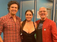 Celia Lora presume su gran pechonalidad y vestido de látex junto a Caifanes