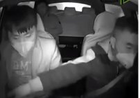 Taxista chino baja a su pasajero hostilmente por supuesto coronavirus (Video)
