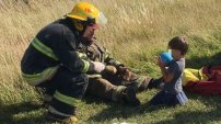Bomberos tranquilizan a niño jugando con él tras sufrir fuerte accidente