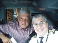 Piloto se toma selfie con AMLO y asegura que #EsUnHonorVolarConObrador