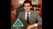 Premian en EU a joven mexicano que inventó paneles solares que generan oxígeno