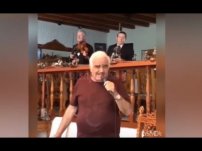 Alejandro y Vicente Fernández hacen karaoke familiar en la sala de su casa (VIDEO)