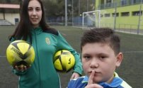 Jugador de 11 años defiende a árbitra de insultos en pleno partido