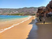 Usuarios confunden playas de Acapulco con el Caribe de tan limpio que está por cuarentena