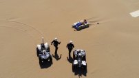 DRONES graban DETENCIÓN de sujeto que TOMABA el sol en la PLAYA en plena Cuarentena