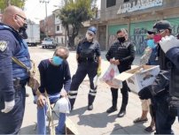 Obsequian POLICÍAS una despensa a ABUELITO de 64 años que se quedó sin TRABAJO