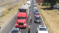 A TAPATÍOS les VALE la cuarentena y se van de PUENTE; colapsan salida a Puerto Vallarta