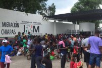 Migrantes IGNORAN Sana Distancia y se aglomeran