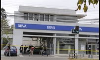 ¡Como en Hollywood! Roban BANCO colocando explosivos en el cuerpo de empleada; se llevan 10 mdp