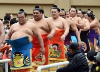 Captan a luchadores de sumo RESCATANDO a joven que se ahogaba en un río 
