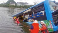 MUEREN 21 estudiantes al caer su camión en el agua 