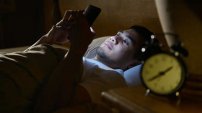 Encuesta revela que jóvenes abusan del CELULAR al pasar hasta más de 9 horas tras la pantalla