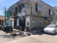 Por disputa entre CJNG y Santa Rosa de Lima QUEMAN casa y taller en Celaya 