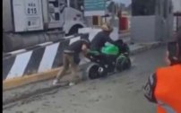 Sujeto intenta evadir caseta y queda atrapado con todo y moto en CEMENTO FRESCO (Video)