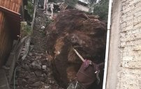 Tras fuertes lluvias, ROCA de 15 TONELADAS cae sobre casas en Xochimilco
