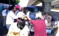 Ciudadanos interceptan a AMLO y le exigen la renuncia de alcaldesa de Acapulco