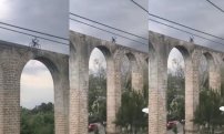 Difunden vídeo de ciclista PASEANDO como si nada en lo alto de los Arcos de Naucalpan