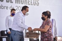 Cuauhtémoc Blanco REPARTE gallinas a pobladores de Morelos para “reactivar la economía”