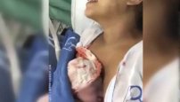 Mujer carga recién nacido declarado muerto por los doctores y comienza a rezar; revive