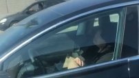 Detienen un TESLA que se manejaba ´SOLO´ e ib a 140km por hora; conductor iba dormido