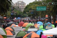 Miembros de FRENAAA podrán llegar al Zócalo; JUEZ ordena quitar cerco policial