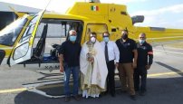 Sacerdote bendice ciudad para que termine la pandemia dese un ¡helicóptero!