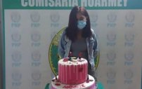 Policía cancela fiesta de cumpleaños, pero obliga a la festejada a posar con su pastel