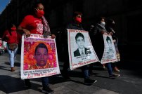 Recibe AMLO en Palacio Nacional a FAMILIARES de los 43 normalistas de Ayotzinapa