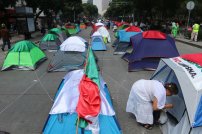 Miembros de FRENAAA podrán llegar al Zócalo; JUEZ ordena quitar cerco policial