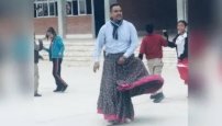 Profesor de Coahuila se hace viral por bailar con falda en su clase de danza