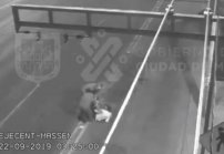 Asaltantes le roban hasta los tenis a joven en pleno Eje Central